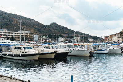许多帆船停泊在港口