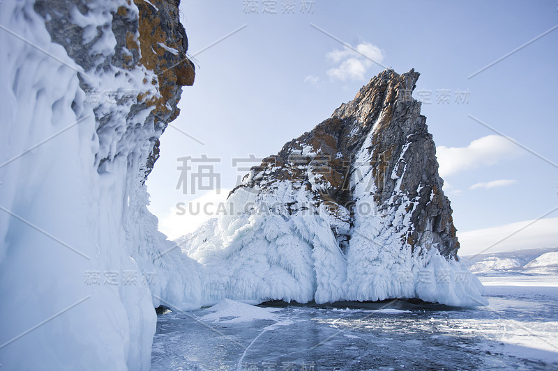 贝加尔湖，Mare's head Cape (Chorin-irgi)， Olkhon岛。冬天的风景