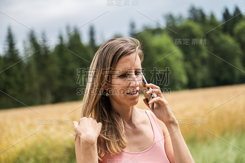 一个女人一边走路一边打手机