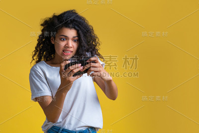 迷人的年轻非洲裔美国女孩使用手机的肖像
