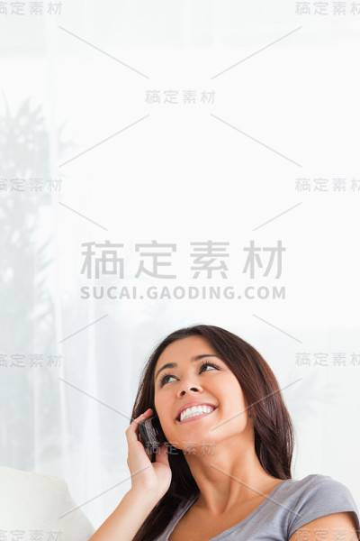 用手机看天花板的迷人女人