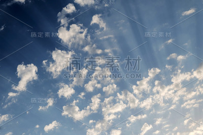 引人注目的蓝天白云和阳光