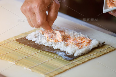 用勺子把酱汁放在米饭上。