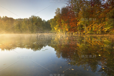 秋季湖。