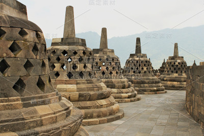 婆罗浮屠——世界上最大的佛教寺庙，建于9世纪。