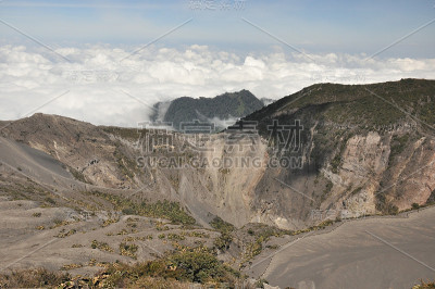 哥斯达黎加的伊拉祖火山。有防护屏障的云层中的火山口。熔岩和浮石的碎片。