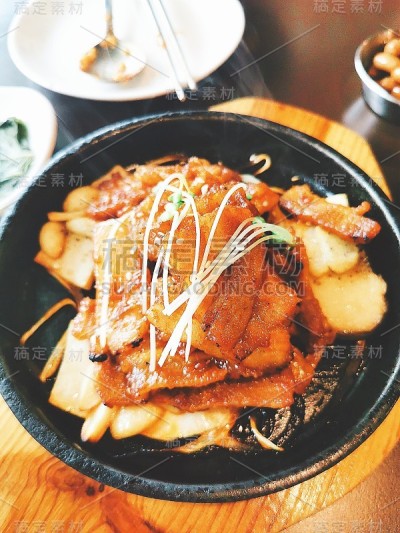 韩式叉烧猪肉是一种很受欢迎的韩国食物。韩国烤猪肉。