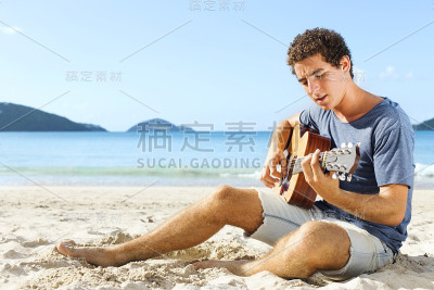 海滩上的吉他手