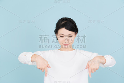 年轻女子指着复印区
