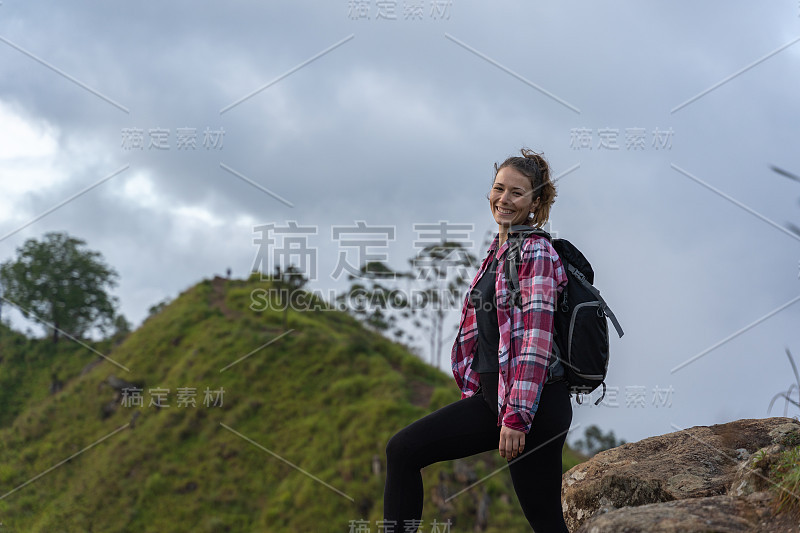 一名年轻女子在斯里兰卡登山的肖像