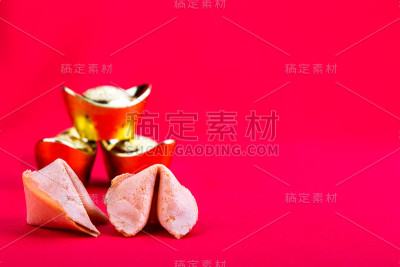 红色背景上装饰金块的幸运饼干