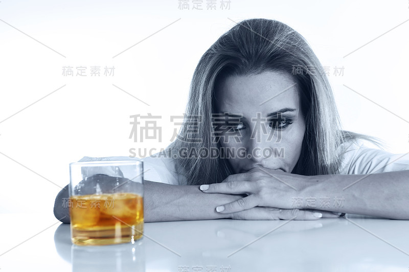 金发碧眼，颓废颓废，醉醺醺脏乱的酒鬼女人酗酒