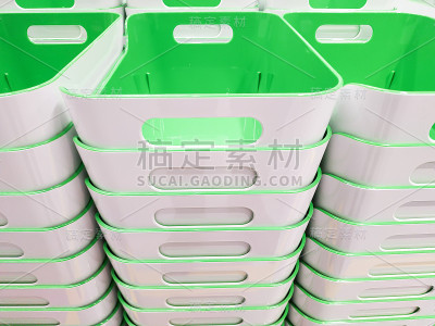 堆叠绿色塑料容器盒存储。