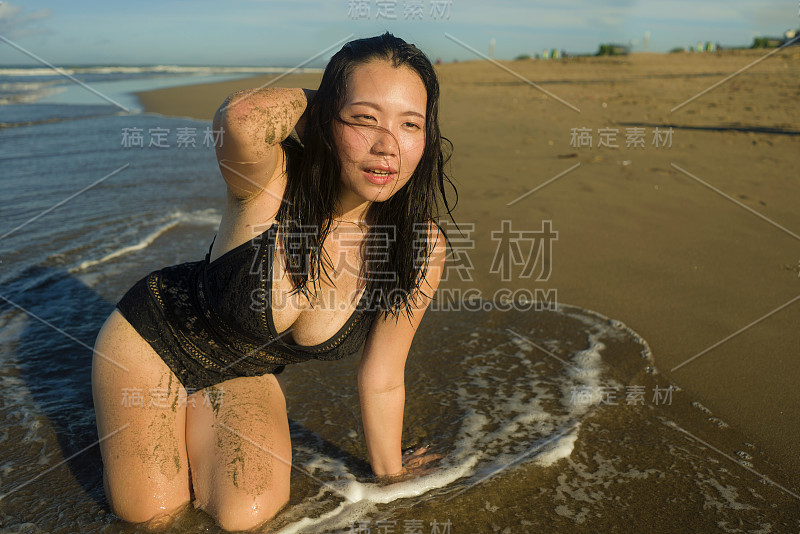 自然的生活方式肖像年轻迷人和快乐的亚洲日本女人在美丽的海滩天堂跪在沙滩上感觉轻松和愉快享受假期