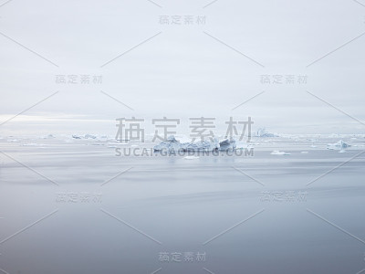 格陵兰岛伊卢利萨特冰湾北冰洋上的冰山
