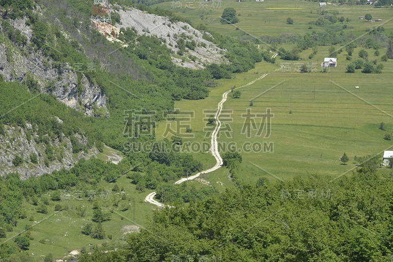 山谷中蜿蜒的乡村道路