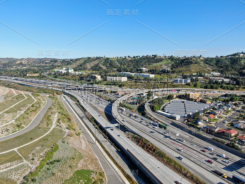 公路鸟瞰图与车辆运动钻石酒吧城市，美国加州