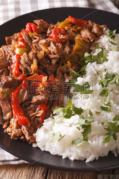 拉丁美洲美食:ropa vieja与大米特写。垂直