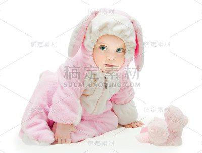 穿着粉色兔子装的小女孩