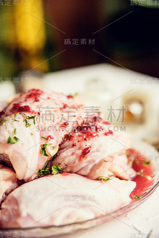 生鸡胸肉和香料放在木砧板上，近景