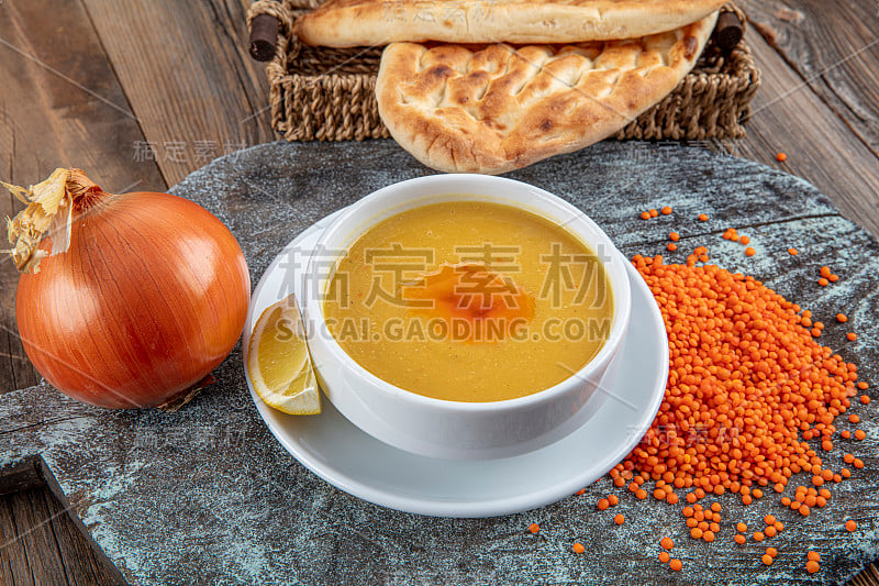 木桌上的红扁豆汤(土耳其语:Mercimek Çorbası)。