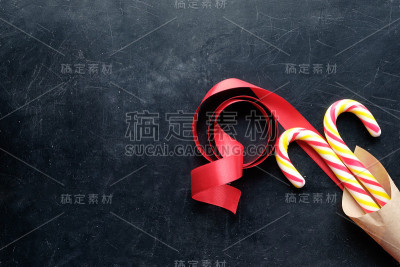 糖果手杖与红胶带黑色背景平视图空间