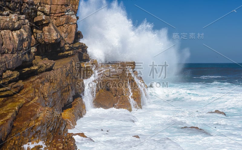 巨大的浪花打在岩石上