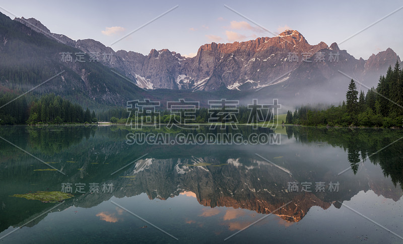 意大利阿尔卑斯山的一个高山湖泊