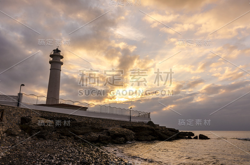 Torrox灯塔，位于西班牙太阳海岸(马拉加)的中心