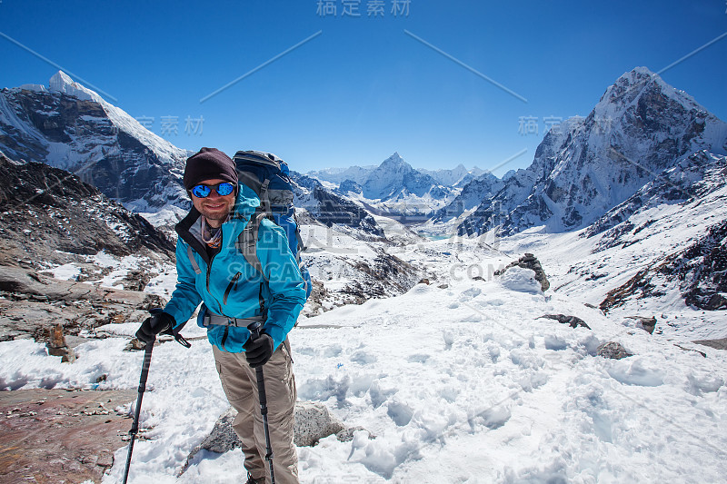 尼泊尔昆布山谷喜马拉雅山徒步旅行者