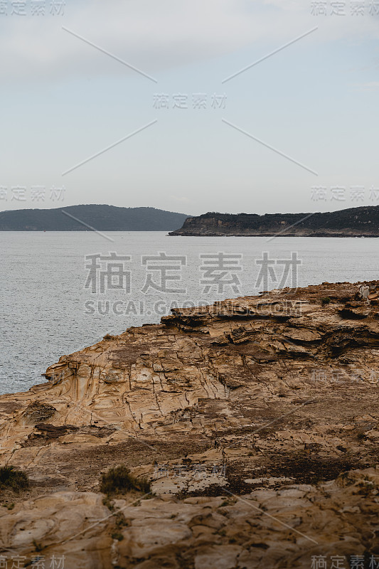 崎岖的岩石海岸线，俯瞰海洋和海角