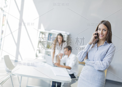 办公室里的年轻人