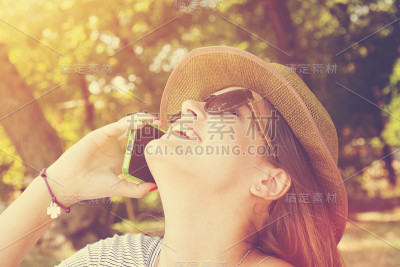用手机的时尚女孩。