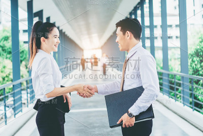 在户外会议上达成交易后与商业伙伴握手