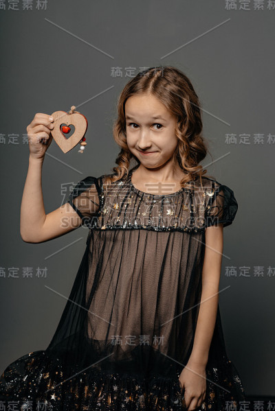 女孩和情绪。孩子的天性。儿童心理学的概念。