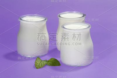 从牛奶中提取的天然酸奶。
