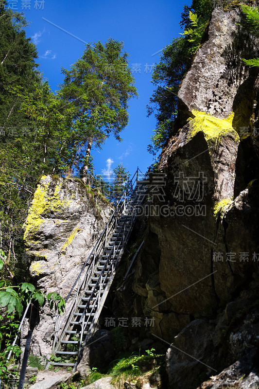 奥地利施拉德明，阿尔卑斯小道上的阶梯穿过地狱峡谷