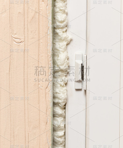 用建筑泡沫固定门上的缝隙