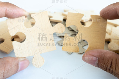 地板上的拼图。缺失的概念和关键的成功