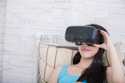女性使用VR眼镜