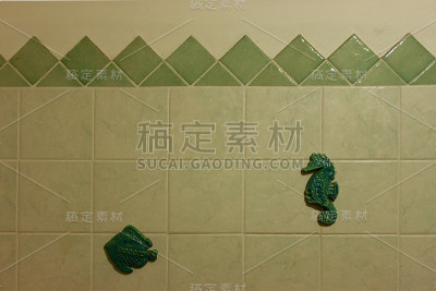 奇怪的浴室墙壁缩短了，看起来像一个水族馆，里面住着陶瓷生物和波浪