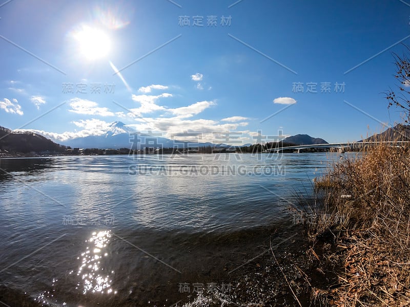 日本——从川口湖眺望富士山的田园诗般的景色