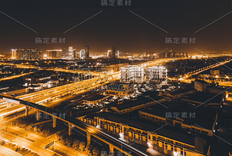 高速公路在夜晚与汽车灯光在现代城市。