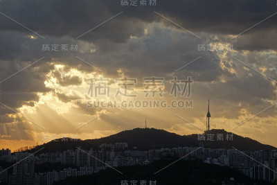 夜晚的汉城塔。韩国的南山