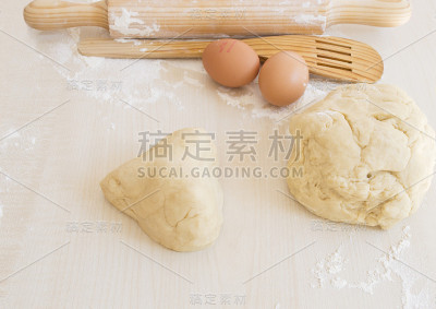 用擀面杖和其他器皿来揉捏