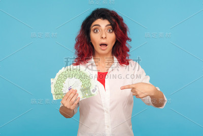 哇，看我的大利润!一个红发女人的肖像指着欧元钞票