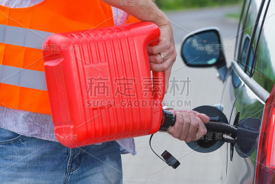 司机从汽油罐里把油加到空油箱里。