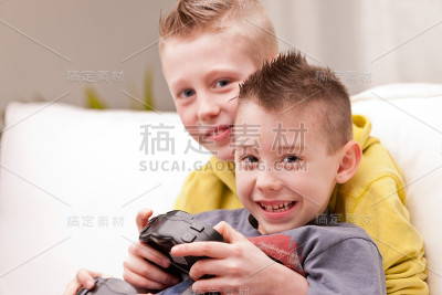 两个孩子在玩电子游戏
