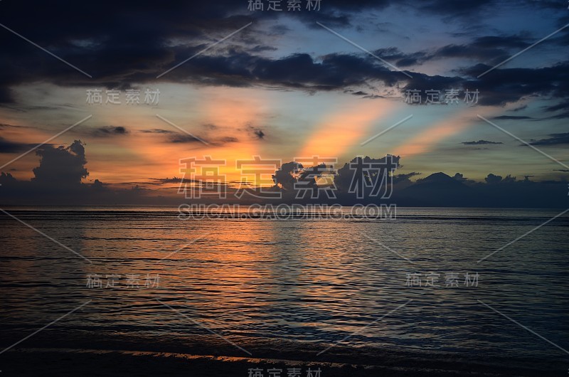 印度尼西亚吉利群岛海面上的日落