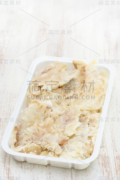 塑料盘腌鳕鱼